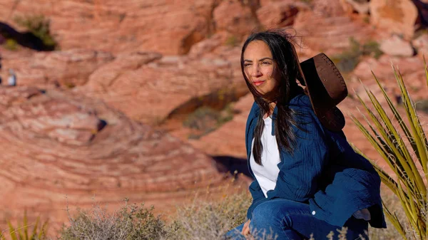 Mujer Joven Traje Occidental Disfrutando Tranquilidad Cañón Del Desierto Nevada Imágenes de stock libres de derechos