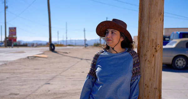 亚利桑那州Dolan Springs村的一个女牛仔靠在一根柱子上 旅行摄影 图库图片