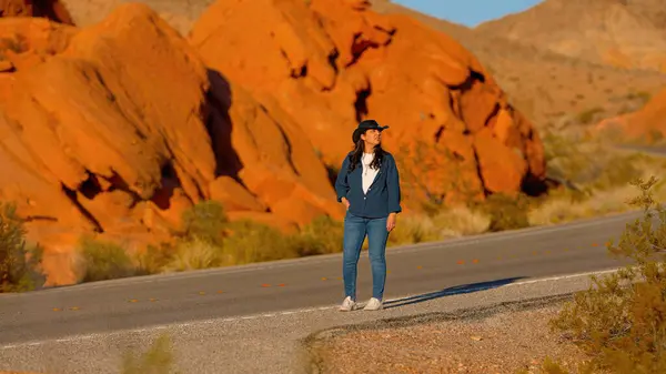 Cowgirl Neînfricată Împodobită Într Pălărie Robustă Cowboy Trece Prin Peisajul Fotografie de stoc