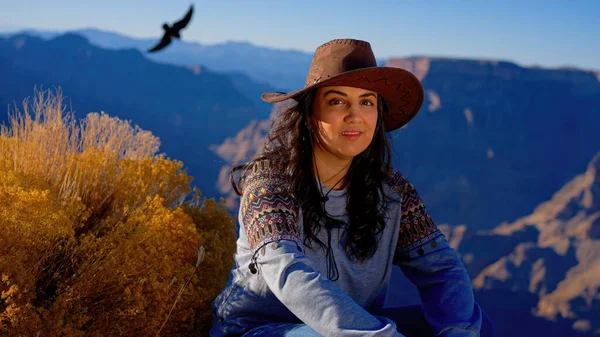 Молода Жінка Насолоджується Неймовірно Вражаючим Видом Величний Гранд Каньйон Фотографія Стокове Зображення