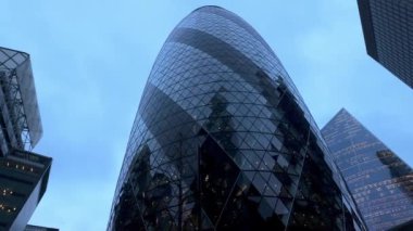 Londra 'daki St. Marys Balta' daki Gherkin Kulesi - LONDON, BİRLİK KINGDOM - 12 Aralık 2023