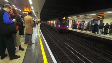 Tren Londra metro istasyonuna geliyor. 