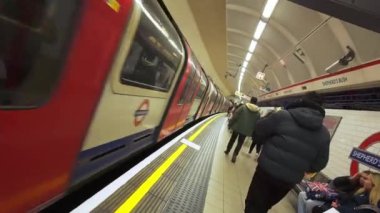 Londra metro istasyonundan kalkacak olan tren - Londra, Birleşik KINGDOM - 12 Aralık 2023