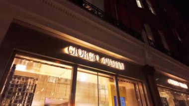 Londra Sloane Caddesi 'ndeki Giorgio Armani mağazası - LONDON, BİRLİK KINGDOM - 12 ARALIK 2023