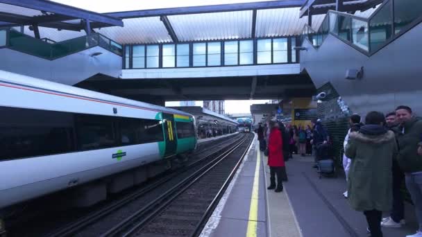 Mensen Die Trein Wachten Station Croydon London Verenigd Koninkrijk December — Stockvideo