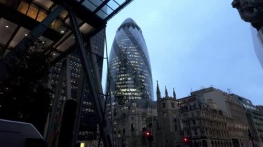 Londra şehrindeki modern yüksek binalar - LONDON, BİRLİK KINGDOM - 12 ARALIK 2023