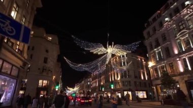 Londra Regency Caddesi 'nde Noel zamanı muhteşem Noel süslemeleri ile yürümek - LONDON, UNITED KINGDOM - 12 ARALIK 2023