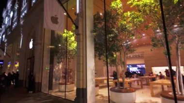 Londra 'daki Apple mağazası - LONDRA, BİRLİK KINGDOM - 12 ARALIK 2023