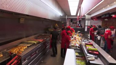 Londra 'da bir pencereden vurulan beş kişilik restoran - Londra, KINGDOM - 12 Aralık 2023