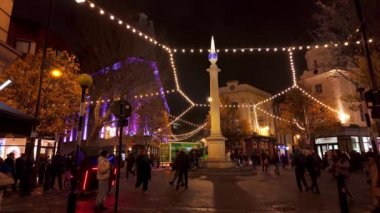 Londra 'nın Seven Dials semti güzel Noel süslemeleriyle - LONDON, UNITED KINGDOM - 12 Aralık 2023