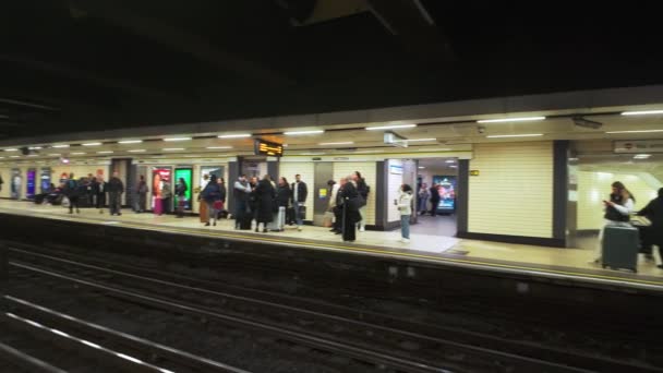 Panning Shot London Underground Station — Stock Video
