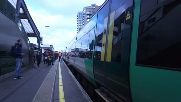 南方铁路列车到达车站 2023年12月12日 — 图库视频影像
