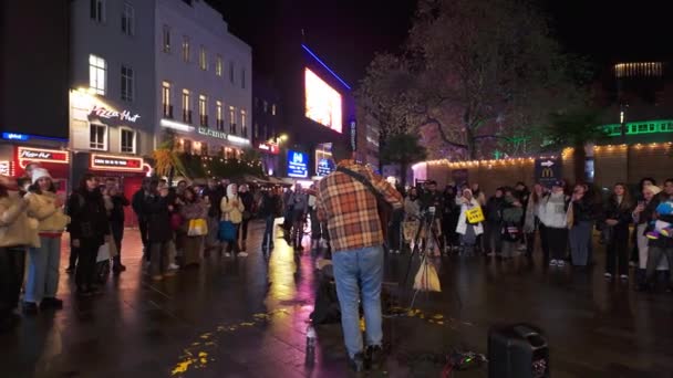Utcai Zenész Leicester Square London Busing Pénzért London Egyesült Királyság — Stock videók