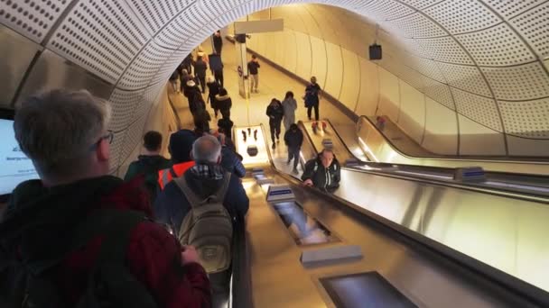 Reizigers Roltrap Londense Metro Elizabeth Line London Verenigd Koninkrijk December — Stockvideo