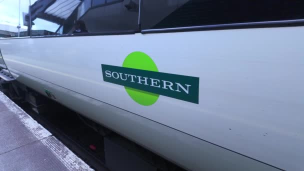 Pociąg Southern Railway Odjeżdża Stacji — Wideo stockowe