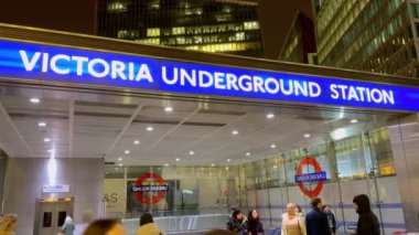 Victoria metro istasyonu Londra 'da - LONDRA, BİRLİK KINGDOM - 12 ARALIK 2023