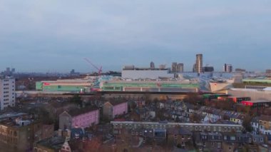 Shepherds Bush 'taki Westfield alışveriş merkezi Londra hava manzarası - LONDON, BİRLİK KINGDOM - 12 Aralık 2023