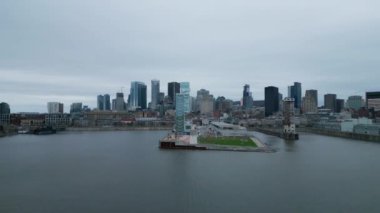 Montreal Kanada 'nın güzel Skyline' ı havadan bakıldığında - MONTREAL, Kanada NORTH AMERICA - 20 Nisan 2024