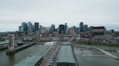 Montreal Kanada 'nın ufuk çizgisi boyunca uçuş - MONTREAL, CANADA NORTH AMERICA - 20 Nisan 2024