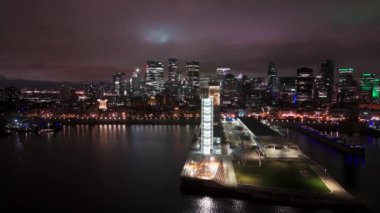 Montreal 'in güzel şehir ışıklarıyla geceleyin Montreal Skyline boyunca uçmak - Montreal, Kanada Kuzey AMERİKA - 20 Nisan 2024