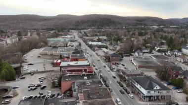 Quebec Kanada 'nın ünlü Mont Tremblant köyü üzerinde uçuş - insansız hava aracı ile seyahat görüntüleri