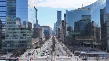 Toronto hava manzarası - Toronto Kanada 'nın finans bölgesinin sokakları boyunca alçak uçuş - TORONTO, CANADA NORTH AMERICA - 17 Nisan 2024
