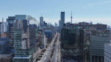 Toronto şehri üzerinde uçuş - TORONTO, Kanada Kuzey AMERİKA - 17 Nisan 2024
