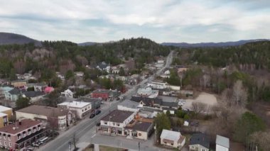 Quebec Kanada 'nın ünlü Mont Tremblant köyü üzerinde uçuş - MONT TREMBLANT, CANADA NORTH AMERICA - 18 Nisan 2024