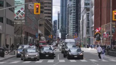 Toronto 'nun finans bölgesinde sokak trafiği - TORONTO, ONTARIO CANADA - 15 Nisan 2024