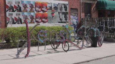 Cool Kensington Yazı Endüstrileri: Toronto Turistler için harika bir fotoğraf fırsatı - TORONTO, ONTARIO CANADA - 15 Nisan 2024