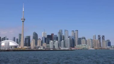 Güneşli bir günde ikonik CN Kulesi ve yüksek pirinç ofis binalarıyla Toronto 'nun silueti - Kanada' da seyahat fotoğrafçılığı