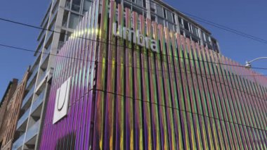 Toronto Kanada 'daki renkli Umbra binası - TORONTO, ONTARIO CANADA - 15 Nisan 2024