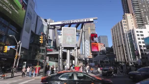 Διάσημη Και Δημοφιλής Πλατεία Yonge Dundas Στο Τορόντο Του Καναδά — Αρχείο Βίντεο