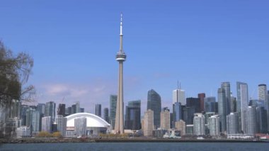 Güneşli bir günde ikonik CN Kulesi ve yüksek pirinç ofis binalarıyla Toronto 'nun silueti - TORONONTO, ONTARIO CANADA - 15 Nisan 2024