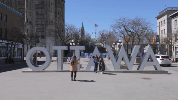 Огромные Буквы Ottawa Базаре Отличная Возможность Сфотографироваться Туристов Тава Онтарио — стоковое видео