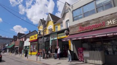 Toronto Kanada 'daki Kensington pazarındaki küçük güzel dükkanlar - TORONTO, CANADA - 15 Nisan 2024