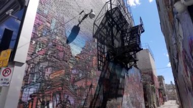 Toronto 'daki Kensington pazarında çok sayıda graffiti olan küçük ve kirli bir sokak - TORONTO, CANADA - 15 Nisan 2024