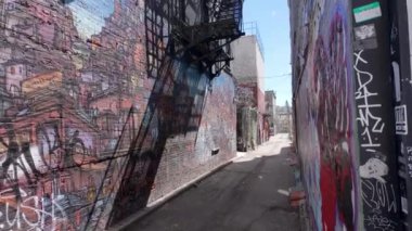 Toronto 'daki Kensington pazarında çok sayıda graffiti olan küçük ve kirli bir sokak - TORONTO, CANADA - 15 Nisan 2024