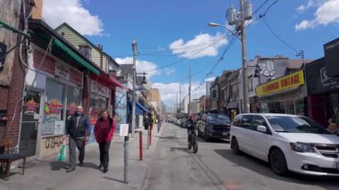 Toronto 'daki Kensington pazarındaki tipik sokak manzarası - TORONTO, CANADA - 15 Nisan 2024