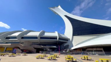 Ünlü Olimpiyat Stadyumu ve Montreal Kanada Kulesi - MONTREAL, CANADA - 20 Nisan 2024