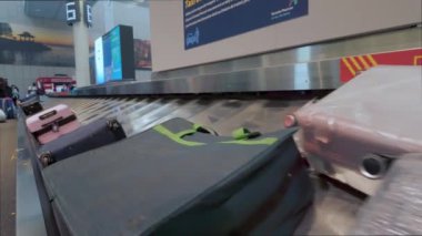 Toronto Pearson Uluslararası Havalimanı 'ndaki bagaj geri alma salonu - TORONTO, CANADA - 15 Nisan 2024