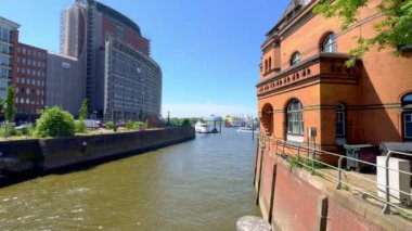 Hamburg Limanı 'ndaki ünlü ve küçük polis binası - HAMBURG, Almanya - 15 Mayıs 2024