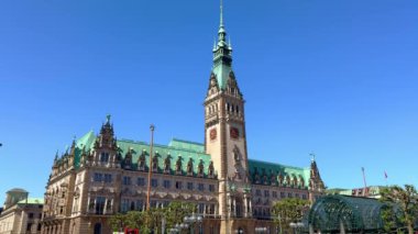 Hamburg Belediye Binası güneşli bir günde - HAMBURG, Almanya - 15 Mayıs 2024