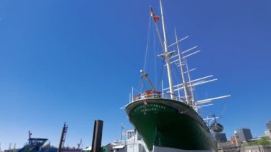 Hamburg Limanı 'ndaki ünlü yelkenli gemisi Rickmer Rickmers Müzesi Gemisi HAMBURG, Almanya - 15 Mayıs 2024