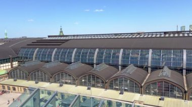 Hamburg Merkez İstasyonu üzerinde hava manzarası - HAMBURG, ALMANY - 15 Mayıs 2024