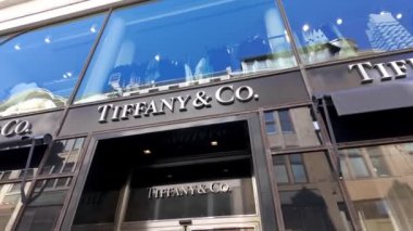 Hamburg 'daki Tiffany ve Ortaklaşa Lüks Mağazalar - HAMBURG Şehri, Almanya - 15 Mayıs 2024