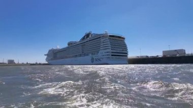 MSC Preziosa, Hamburg Limanı 'ndaki devasa bir yolcu gemisidir. HAMBURG, Almanya - 15 Mayıs 2024