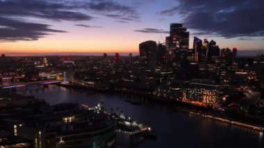 Akşamları Londra şehri - günbatımında güzel bir hava manzarası - Londra, İngiltere - 27 Mayıs 2024