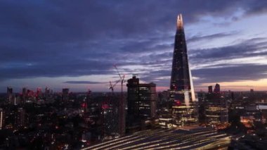 Akşam Londra üzerinde ikonik Çömlek Kulesi ile hava manzarası - günbatımından sonraki güzel manzara - Londra, İngiltere - 27 Mayıs 2024