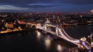 Londra 'daki Tower Bridge üzerinde hava manzarası - Akşamki manzara - Londra, İngiltere - 27 Mayıs 2024